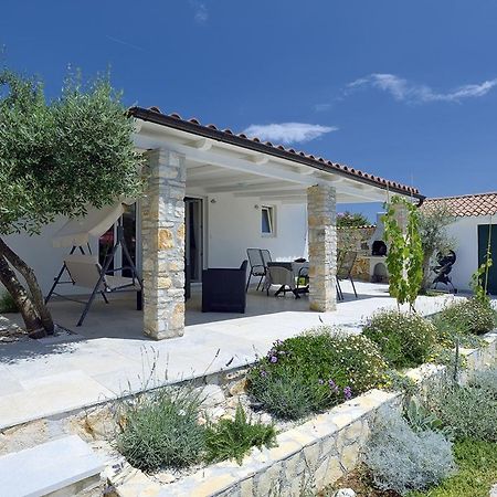 Villa Emily Peroj Exterior photo