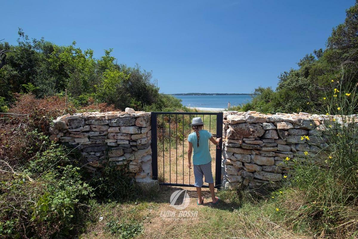 Villa Emily Peroj Exterior photo